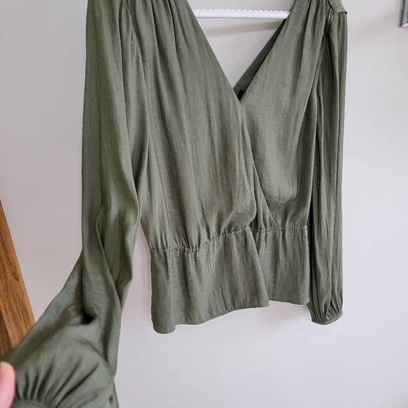 Banana Republic Brand NEW women's Top, olive green, - Picture 2 of 3